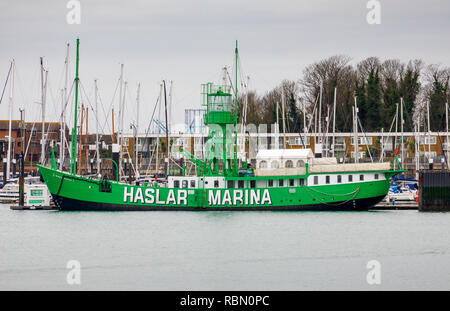 Grünen Feuerschiff Mary Maus 2 am Eingang der Haslar Marina Entwicklung komplexer, Gosport, Hampshire Portsmouth Harbour, South Coast England Stockfoto