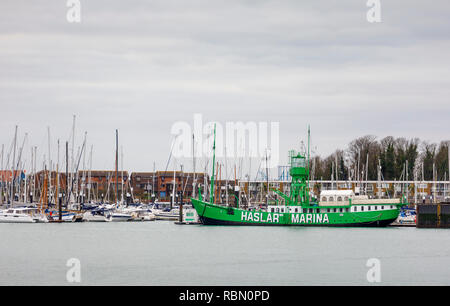 Grünen Feuerschiff Mary Maus 2 am Eingang der Haslar Marina Entwicklung komplexer, Gosport, Hampshire Portsmouth Harbour, South Coast England Stockfoto