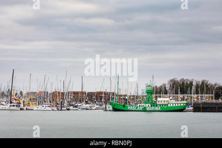 Grünen Feuerschiff Mary Maus 2 am Eingang der Haslar Marina Entwicklung komplexer, Gosport, Hampshire Portsmouth Harbour, South Coast England Stockfoto