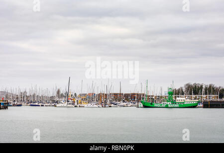 Grünen Feuerschiff Mary Maus 2 am Eingang der Haslar Marina Entwicklung komplexer, Gosport, Hampshire Portsmouth Harbour, South Coast England Stockfoto