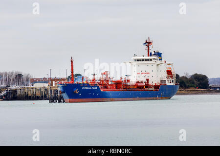 Cumbrian Fisher, eine bahamaische Chemical/Oil Products Tanker, in Gosport, Portsmouth Harbour, Solent, Südküste England, UK günstig registriert Stockfoto