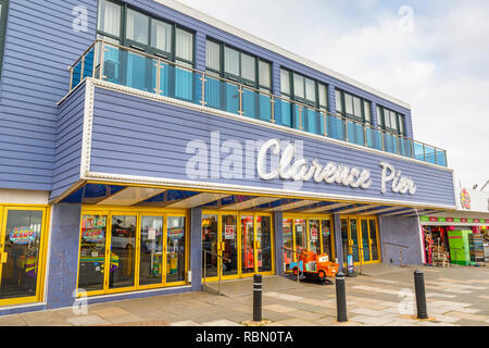 Promenadenblick von Clarence Pier, ein beliebtes großes Meer Familie Spielhalle mit Spielautomaten in Clarence Espalade, Southsea, Portsmouth, Großbritannien Stockfoto