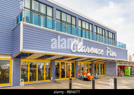 Promenadenblick von Clarence Pier, ein beliebtes großes Meer Familie Spielhalle mit Spielautomaten in Clarence Espalade, Southsea, Portsmouth, Großbritannien Stockfoto