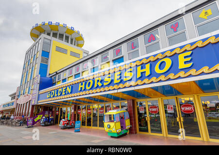 Promenade Blick auf Golden Horseshoe im Clarence Pier, ein beliebtes großes Meer Family Amusement Arcade in Clarence Espanade, Southsea, Portsmouth, Großbritannien Stockfoto