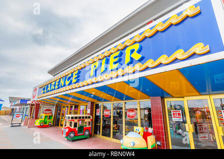 Promenadenblick von bunten Clarence Pier, ein beliebtes großes Meer Family Amusement Arcade in Clarence Esplanade, Southsea, Portsmouth, Großbritannien Stockfoto