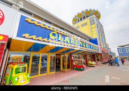 Promenadenblick von bunten Clarence Pier, ein beliebtes großes Meer Family Amusement Arcade in Clarence Esplanade, Southsea, Portsmouth, Großbritannien Stockfoto