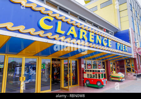 Promenadenblick von bunten Clarence Pier, ein beliebtes großes Meer Family Amusement Arcade in Clarence Esplanade, Southsea, Portsmouth, Großbritannien Stockfoto