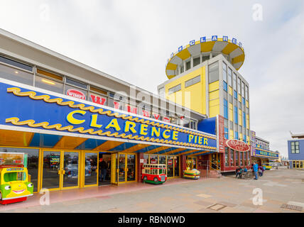 Promenadenblick von bunten Clarence Pier, ein beliebtes großes Meer Family Amusement Arcade in Clarence Esplanade, Southsea, Portsmouth, Großbritannien Stockfoto