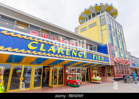 Promenadenblick von bunten Clarence Pier, ein beliebtes großes Meer Family Amusement Arcade in Clarence Esplanade, Southsea, Portsmouth, Großbritannien Stockfoto