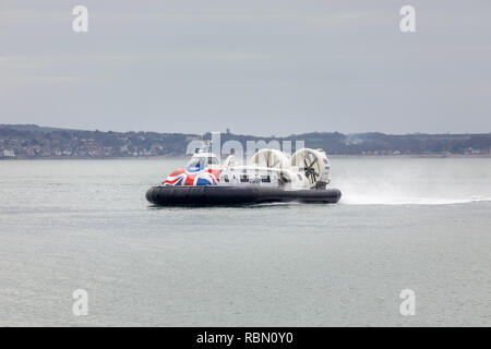 HoverTravel Hovercraft' Insel Flyer "in Annäherung an die hoverport Terminal auf Clarence Esplanade in Southsea, Portsmouth von Ryde, Isle of Wight Stockfoto