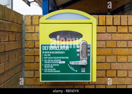 An der Wand montierte Not-Aus-Defibrillator mit Anweisungen für die erste Hilfe am Meer in Southsea, Portsmouth, Großbritannien Stockfoto