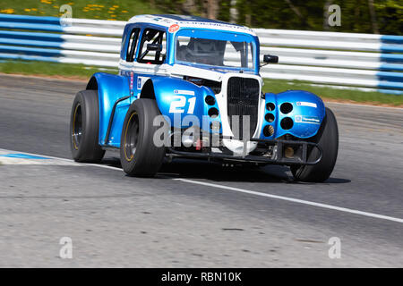 HÄMEENLINNA, Finnland - 11 April 2016: einem klassischen Rennwagen mit hoher Geschwindigkeit auf die Rennstrecke auf offenen Praxis Tag in Ahvenisto Rennstrecke in Finnland. Dies war Stockfoto