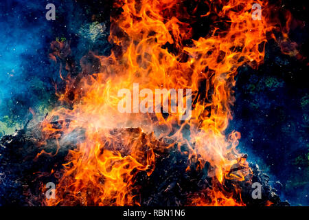 Hintergrund der großen Flammen und Feuer - Urkraft im Wald Stockfoto