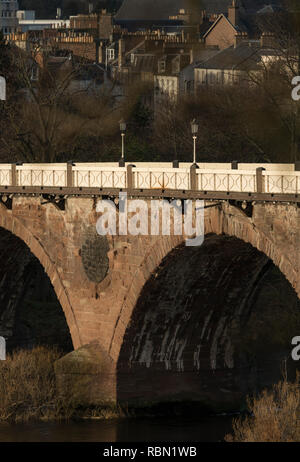 Die Wintersonne beleuchtet die georgianische Straßenbrücke von Smeaton im Stadtzentrum von Perth, Schottland, Großbritannien Stockfoto