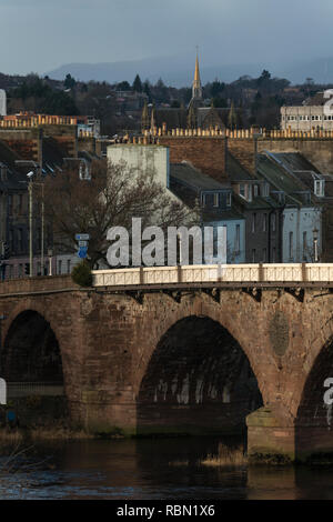 Die Wintersonne beleuchtet die georgianische Straßenbrücke von Smeaton im Stadtzentrum von Perth, Schottland, Großbritannien Stockfoto