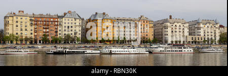 Farbenfrohes Apartment Gebäude an der Pester Seite der Donau in Budapest, Ungarn Stockfoto