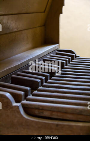 Der hölzerne Pedalboard eines Vintage Orgel im Profil Stockfoto