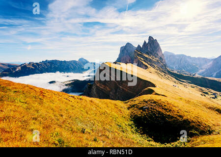 Luftaufnahme des Alpine Valley im Sonnenlicht. Große und wunderschöne morgen Szene. Ort Nationalpark Puez-geisler, Gardena, Seceda Peak, Geisler Stockfoto