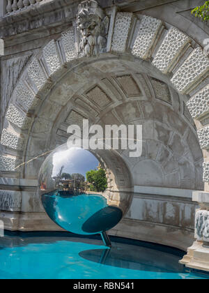 MONTE CARLO, MONACO: 26. MAI 2018: Reflektierende Ballskulptur Stockfoto