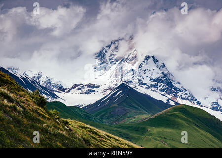 Fantastische Auswahl im Nebel am Fuße Shkhara. Dramatische nebelige Szene. Ort, Mestia Swanetien, Georgien, Europa. Hohen Kaukasus Ridge. Stockfoto