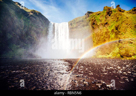 Tolle Aussicht auf den Wasserfall Skogafoss und die malerische Umgebung. Dramatische und malerische Szene. Beliebte Touristenattraktion. Lage berühmte Ort Skoga riv Stockfoto