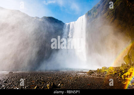 Tolle Aussicht auf den Wasserfall Skogafoss und die malerische Umgebung. Dramatische und malerische Szene. Beliebte Touristenattraktion. Lage berühmte Ort Skoga riv Stockfoto