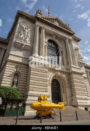 MONTE CARLO, MONACO: 26. MAI 2018: Gelbes Mini-U-Boot Anorep 1 vor dem Ozeanographischen Museum (Musee oceanographique). Stockfoto