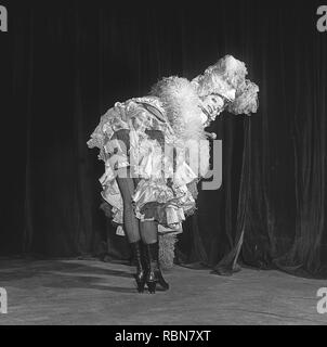 Die Can-Can-Tanz. Ein hoher Energie, körperlich anspruchsvollen Tanz, wurde zu einem beliebten Music hall Tanz in den 1840er Jahren, weiterhin in der Popularität in französische Cabaret zu diesem Tag. Die wichtigsten Merkmale der Tanz sind die energische Manipulation der Röcke und Unterröcke, zusammen mit der hohen Kicks, Splits und wagenräder. Hier eine Frau in einem typischen Can-Can Kleid in den 50er Jahren darstellen. Foto Kristoffersson ref BC 10-4 Schweden Stockfoto