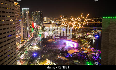 Live im Überblick über ultra Music Festival oder ultra Miami von oben mit Feuerwerk Stockfoto