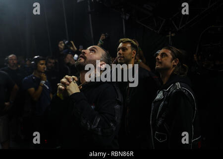 Dj superband Swedish house Mafia wieder zum ersten Mal seit fünf Jahren bei ultra Music Festival in Miami, Steve angello hat Hände im Gebet Stockfoto