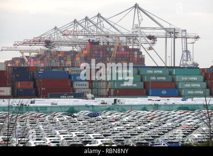 Honda Autos ausgerichtet werden, um an den Southampton Docks vor auf ein Auto container Schiff zur Ausfuhr verladen werden. Stockfoto