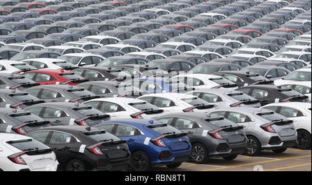 Honda Autos ausgerichtet werden, um an den Southampton Docks vor auf ein Auto container Schiff zur Ausfuhr verladen werden. Stockfoto