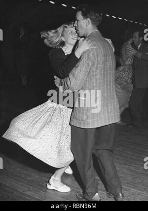 Tanz in den 1940er Jahren. Ein Paar an einem Tanz einander nahe, Umzug in die Musik mit einer Tanzveranstaltung. Foto Kristoffersson Schweden 1950. Stockfoto