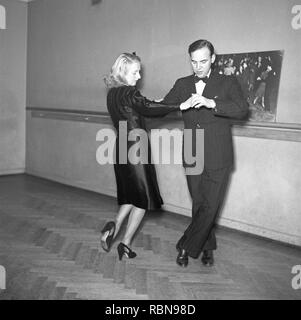 Tanz in den 1940er Jahren. Ein Tanzpaar in den 1940er Jahren. Die elegante Paar sind Ausbildung ihren Tanzschritten an einem Tanz Schule. Foto Kristoffersson Ref B3-1. Schweden 1943 Stockfoto