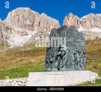 Denkmal für Radsport Champion Fausto Coppi, Pordoijoch, Dolomiten, Italien Stockfoto