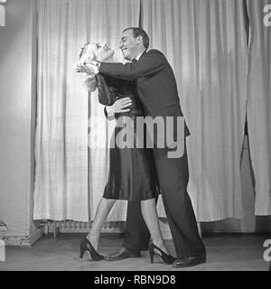 Tanz in den 1940er Jahren. Ein Tanzpaar in den 1940er Jahren. Die elegante Paar sind Ausbildung ihren Tanzschritten an einem Tanz Schule. Foto Kristoffersson Ref B3-4. Schweden 1943 Stockfoto