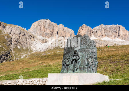 Denkmal für Radsport Champion Fausto Coppi, Pordoijoch, Dolomiten, Italien Stockfoto