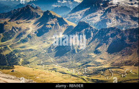 Marmolada Massiv, Dolomiti, nördlichen Itay. Oben auf dem Pass Pordoi in den Dolomiten auf einem wunderschönen herbstlichen Tag. Stockfoto