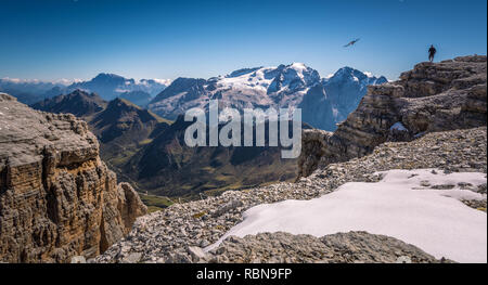 Marmolada Massiv, Dolomiti, Itay. Schöne Aussicht auf die Marmolada Gletscher und Pordoi Pass von Gruppo Sella Stockfoto