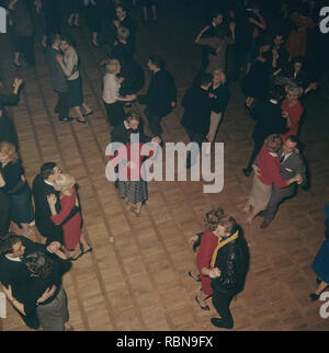 Tanz in den 1950er Jahren. Die Tanzfläche ist mit gut gekleideten tanzenden Paare gefüllt, Umzug in die Musik in einem Club. Eine Jazz Band spielt auf der Bühne. Nalen Stockholm Schweden 1950. Ref BV 34-4 Stockfoto