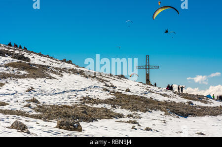 Touristen in der Nähe Kreuz auf dem Sass Pordoi Berg in den Dolomiten in der Nähe von Canazei, Norditalien, Europa Stockfoto
