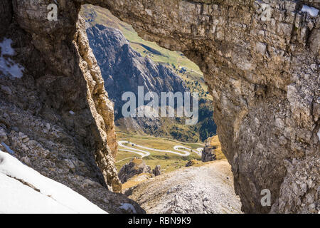 Ein Stein aus dem Sass Pordoi Plateau in Dolomiten, Trentino Alto Adige, Norditalien, Europa. Blick auf den Pass Pordoi mit Serpentinen leadin Stockfoto