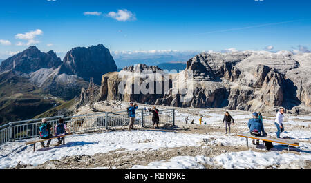 Touristen in der Nähe Kreuz auf dem Sass Pordoi Berg in den Dolomiten in der Nähe von Canazei, Trentino Alto Adige, Norditalien, Europa Stockfoto