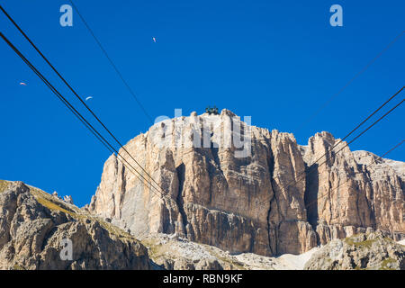 Blick auf den Sass Pordoi von der Seilbahnstation am Pordoijoch, Dolomiten, Trentino Alto Adige, Italien Stockfoto