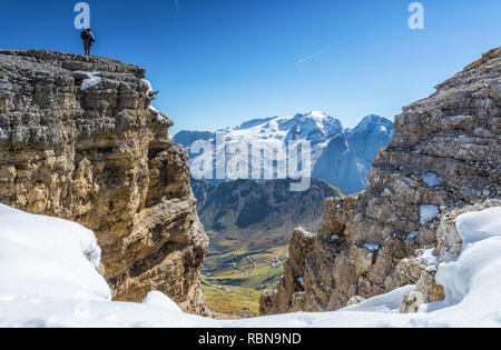 Marmolada Massiv, Dolomiti, nördlichen Itay. Oben auf dem Pass Pordoi in den Dolomiten auf einem wunderschönen herbstlichen Tag. Stockfoto