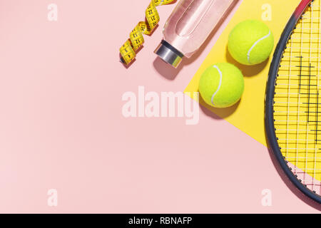 Sport flach Hintergrund auf Rosa. Sport gesund leben Konzept. Horizontal mit kopieren. Stockfoto
