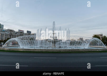 Bukarest, Rumänien - November 04, 2018: Blick auf große Wasser besprühen Brunnen als Bucur Brunnen in Piaţa Unirii, Bukarest, Rumänien, Europa bekannt Stockfoto