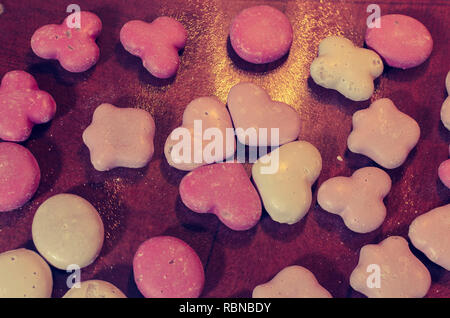 Weihnachten Lebkuchen mit weißen und rosa Zuckerglasur auf der Arbeitsplatte in der Küche Stockfoto