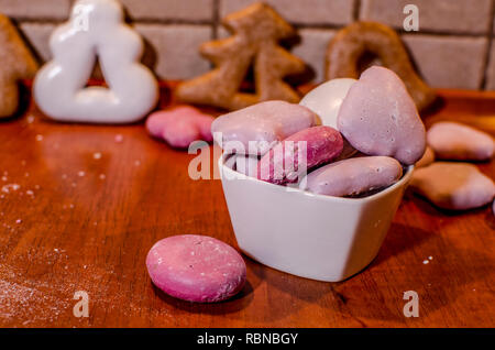 Weihnachten Lebkuchen mit kleinen rosa Cookies in einer weißen Schüssel auf eine Arbeitsplatte in der Küche Stockfoto