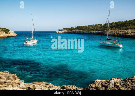 Cala Mondrago Naturpark von Mallorca mit transparentem Wasser und Yachten, Balearen, Spanien Stockfoto